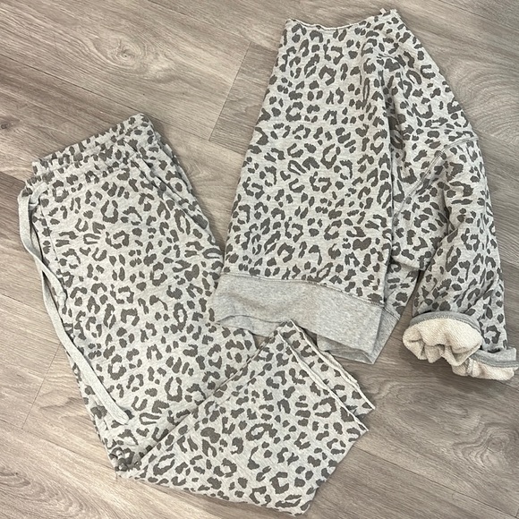Aerie Snow Leopard 2 Piece Set Gray - Picture 1 of 1